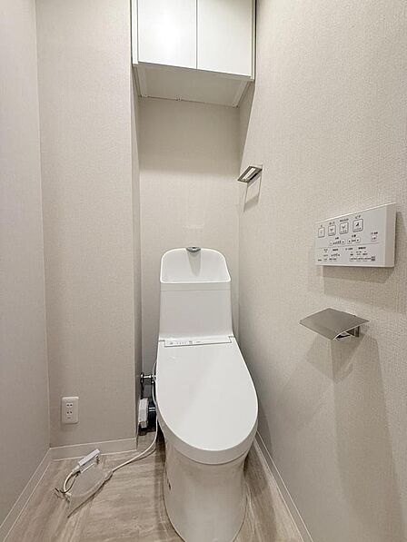 ウォシュレット標準装備＆上部収納完備！トイレ空間もスッキリ清潔に。