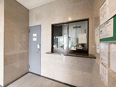 管理人が見守る安全なマンション生活。