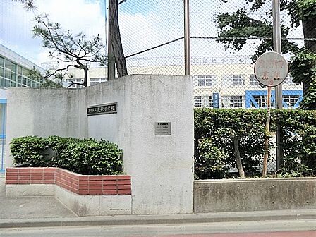 通学路は穏やかな住宅街の中の道なので、お子さんの通学も安心。