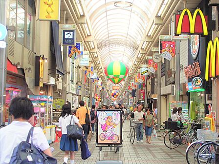 駅前は商業施設も豊富で、おしゃれな雰囲気が漂います。