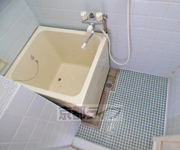 画像6:タイル張りの浴室です。