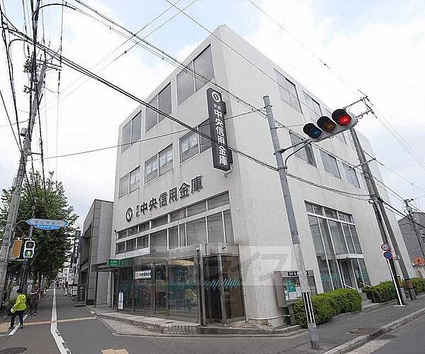 画像22:京都中央信用金庫 金閣寺支店まで130m 飲食店が多く並び生活至便な立地。