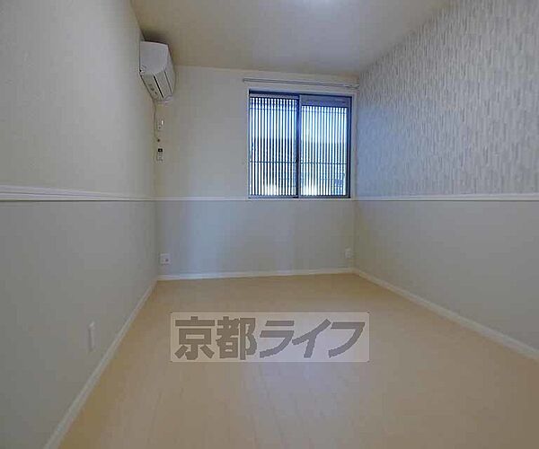 画像11:2階にある京町家風の窓の洋室です。