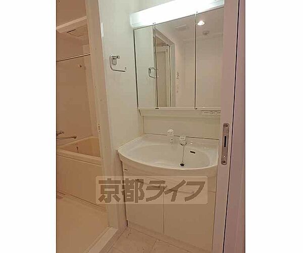 画像7:ワイドな3面鏡のシャワー洗面台です。