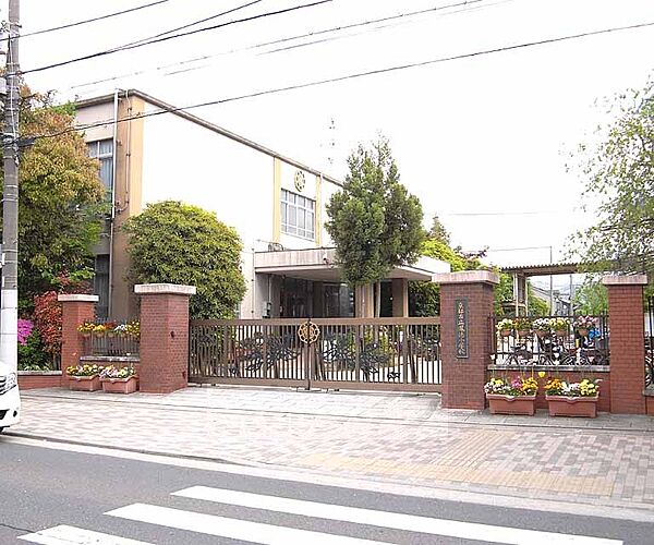 画像30:鳳徳小学校まで208m 堀川通に面した小学校。校庭も広いですよ。
