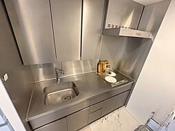HIコンロ採用のキッチン動線が良く、お部屋がすっきり見える壁付け仕様です。AIで家具を消しています。