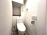 トイレ：トイレ内の吊戸棚。トイレットペーパーやお掃除道具など見せたくない物の収納にピッタリです。