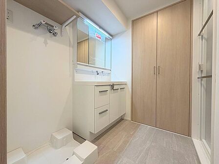 洗面台新規交換しております。3面鏡の裏の収納には小物を、引出には水回り用品を収納ください。