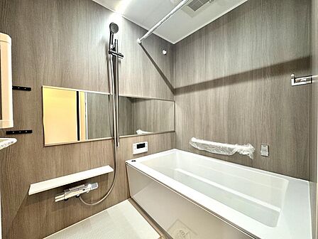 浴室は浴室乾燥機付きになります。設備は浴室乾燥機、追い炊き機能、横型の鏡、浴槽手摺、物干竿1本など設置してあります。浴室乾燥機付きなので雨の日でも安心です。