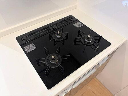 3口コンロで、お料理の効率もアップ!使い勝手の良さを考えました。受け皿のないフラット天板で、お手入れもラクラク。