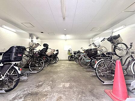 サイクルポートを設置しています。椅子が濡れず汚れないので、快適な自転車ライフを過ごせます。