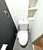 トイレ：温水洗浄便座付のトイレで、冬の寒い時期でも快適！棚付きで予備のペーパー類もスッキリ収納できます。