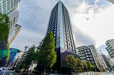 外観：重厚感のある佇まいが魅力の住友不動産株式会社旧分譲タワーレジデンスです。