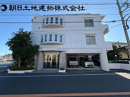 車通りの少ない閑静な住宅街に位置しております。