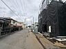 外観：前面道路含む現地外観