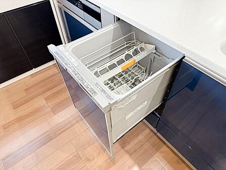 後片付けの手間を省く食器洗い乾燥機。手洗いに比べ使用水量も低減できるので水道代の節約にも繋がります