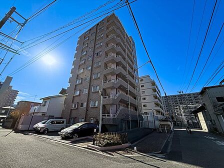 駅まで徒歩2分。周辺には商業施設も点在し、利便性に優れたマンションです