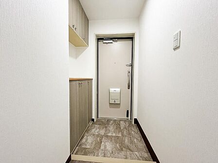 玄関からは室内が見えないように、プライバシーに配慮した玄関ホール。