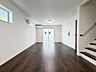 リビング/ダイニング：広いリビングダイニングがある新築一戸建ては、開放的で様々な楽しみ方ができます。