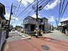 外観：前面道路は交通量が少なく、穏やかな街並みです。