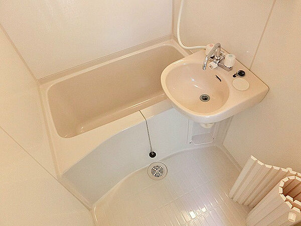 画像6:浴室に洗面台が設置された2点ユニット