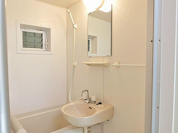 画像3:小窓のある浴室です。洗面台部分には鏡と小物ラックがございます。