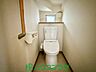 トイレ：広々とした洗浄便座付きのトイレは「安らぎ」と「快適な空間」を実現してくれます。