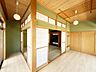 室内：【リフォーム済】広縁の写真です。床は張り替え、照明は新品に交換しました。当住宅は、全ての居室に照明を設置するのでお引渡し後すぐに生活を始められます。