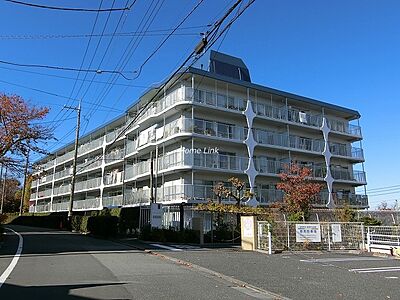 外観：板橋区志村2丁目にある都営三田線 志村三丁目駅から徒歩5分の立地。4階のお部屋で61.28平米、3ＬＤＫ。