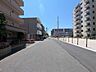 その他：【マンション前道路】区画整理地内にあり、マンション前の道路は広く整備されています。しかし車の通り抜けはできませんので交通量は少なくとても静かな環境です。