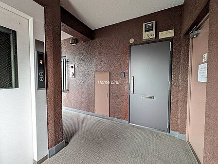 エレベーターを降りてすぐの角部屋です。