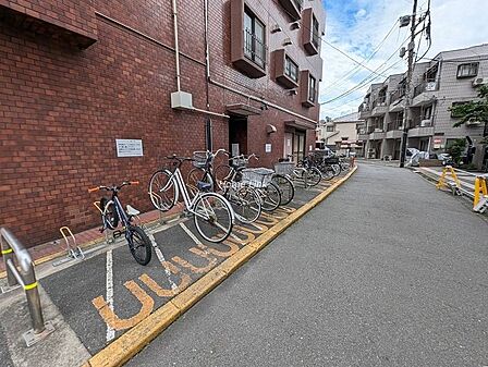 自転車がキレイに並べられる、倒れにくい駐輪場です。