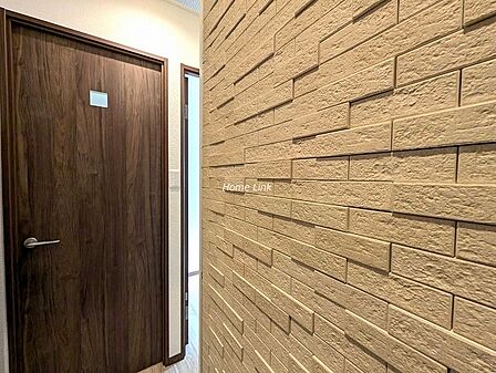 【エコカラット】玄関には壁にエコカラットが施工され高級感あるアクセントとなっています。エコカラットは調湿性能があり空気もきれいにしてくれます。