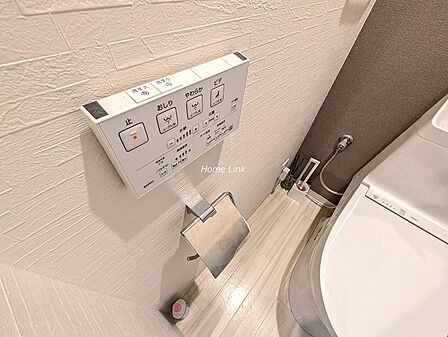 【ウォシュレット】操作のしやすい壁リモコンです。ボタンで水も流せます。
