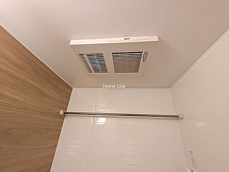 【浴室暖房換気乾燥機】天気のよくない日や花粉の時期の洗濯干しに活躍します。入浴前に暖房で暖めておくのもオススメです。
