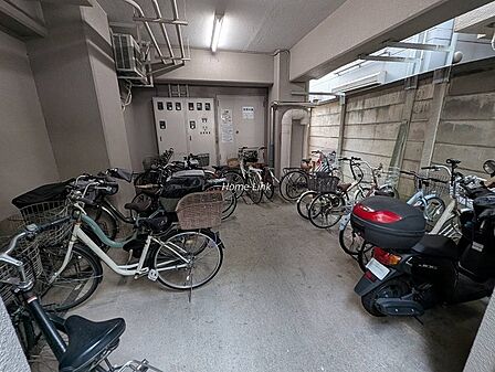 【駐輪場】住戸毎に指定された１区画を無償で利用できます。