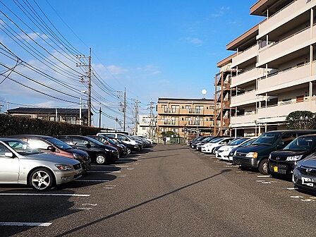 駅からマンションまでの道のりには坂道があります。
