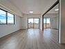 リビング/ダイニング：LDKは広々15帖以上、窓が多く風と光がたっぷり取り込める角部屋です。