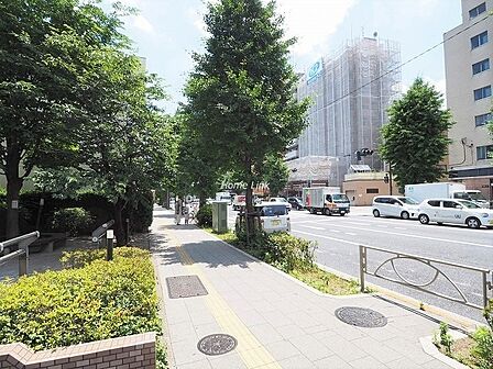 本蓮沼駅からは国道に沿って歩道を直進のみでエントランスに到着できますので、夜道も安心できます。