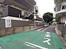 駐車場：駐車場出入口。