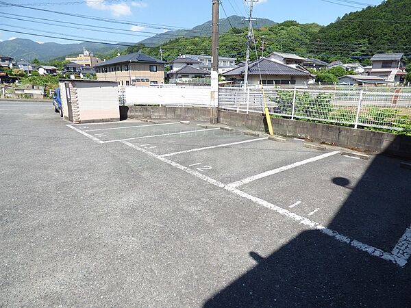 画像12:駐車場