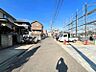 外観：【外観】道路面との高低差もなく落ち着いて車庫入れ可能です！！前面道路の幅員もしっかりあります。