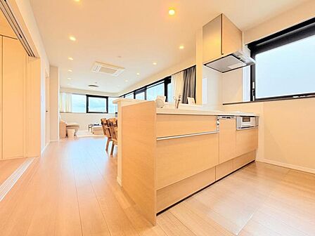●〇新しいキッチンは気分も上がり、家事も楽しくできそう。お手伝いをしてくれるお子様と並んで立てるキッチンは、ご家族のコミュニケーションを育む場として活躍します。収納力が高い事も大事なポイントです〇●