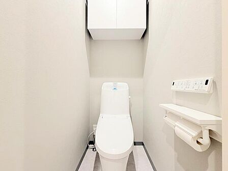 ●〇ゆとりをもった広さ、白ベースに清潔感ある空間です。もちろんウォシュレットも完備しております。小物を収納するスペースがあるのも良いですね。毎日頻繁に利用する大切な空間だからこそ、こだわりたいです〇●