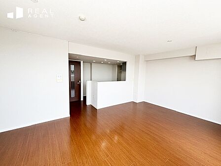 リビング・ダイニング空間には床暖房も付いているため真冬でも暖かい温もりのリビングに。