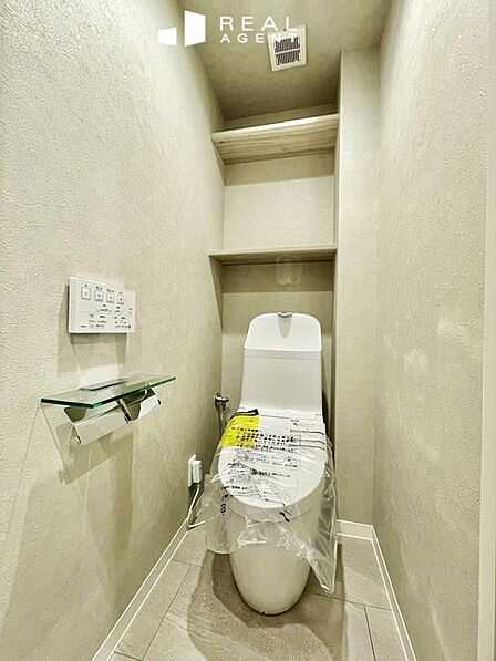 トイレ新規交換済!清潔感漂うシンプルなホワイトカラーのデザイン。トイレットペーパーや掃除用具を収納するスペースもございます。見えない収納で清潔感を保つことができます。