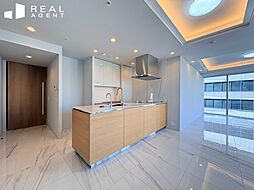 リビングを見渡せる対面式のキッチンでご家族とのコミュニケーションが捗るご家族思いな設計。