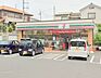 周辺：【セブンイレブン　綾瀬大上3丁目店】460m　駐車場が広くてかなりの台数止められます。店内はいつも清潔に清掃されており、気持ちよく買い物する事が出来ます。