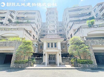 外観：外壁が周囲の街並みと青空に生えるお洒落な仕上がり！周囲には高い建物のないエリア。青い空が大きく感じますね。