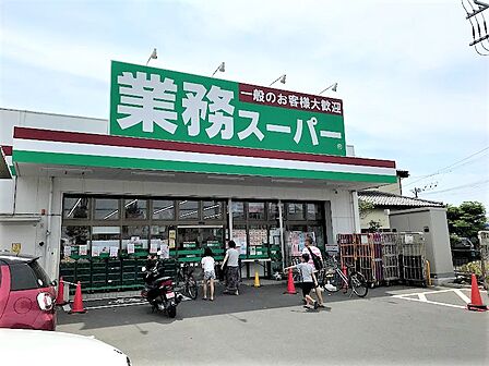 【業務スーパー 海老名中央店】1102m 冷凍食品が安いです。スーパーに置いていないような海外のお菓子やアジアンな食材や調味料が手に入ります。